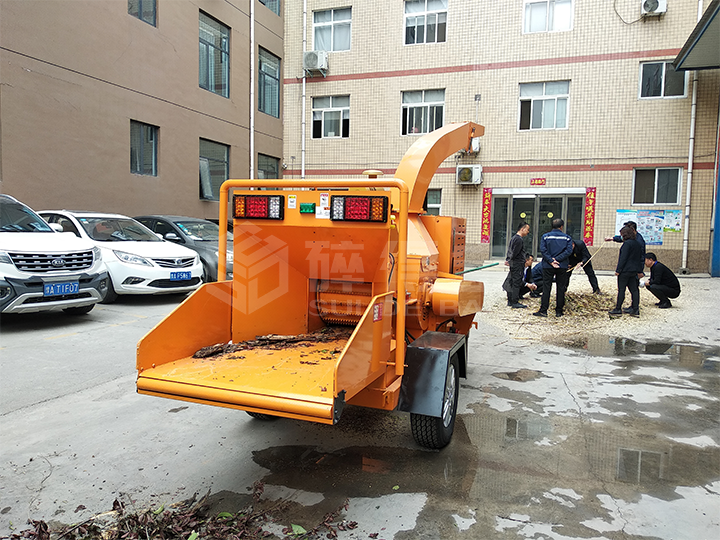 移動(dòng)式園林樹(shù)枝粉碎機(jī)
